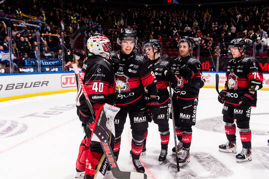 Malmö Redhawks målvakt Oskar Blomgren och Axel Sundberg