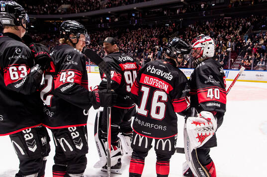 Malmö Redhawks Viktor Olofsson och målvakt Oskar Blomgren