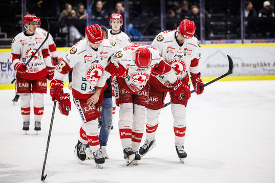 Troja/Ljungbys Albin Nilsson får hjälp av isen