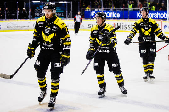 Västerås Patrick Guay (m) deppar med lagkamrater
