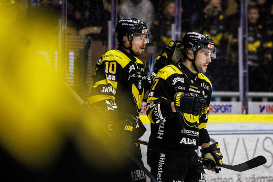 Västerås Konstantin Komarek jublar