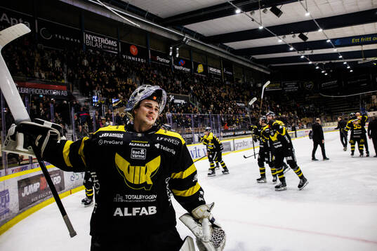 Västerås målvakt Oliver Håkansson jublar