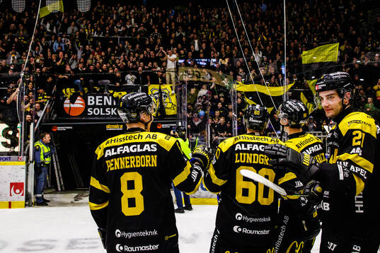 Västerås ssupportrar och spelare jublar