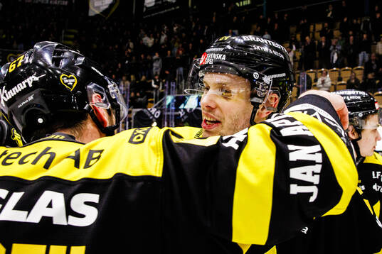 Västerås Konstantin Komarek och David Madsen jublar