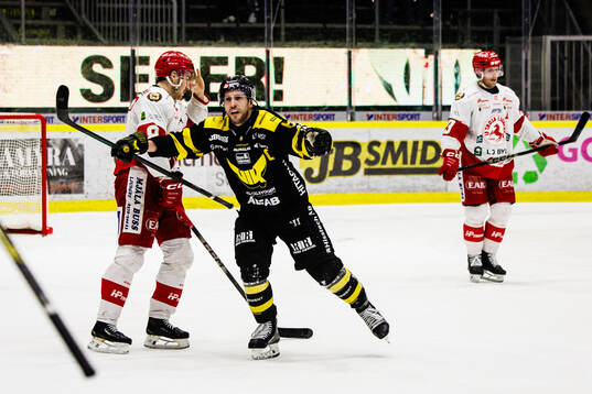 Västerås Konstantin Komarek jublar