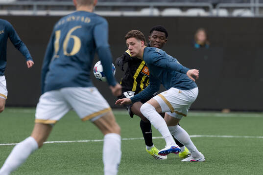 Halmstads Hjalmar Åberg och Häckens Abdoulaye Doumbia