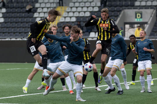 Häckens Adrian Svanbäck och Halmstads Hjalmar Åberg och