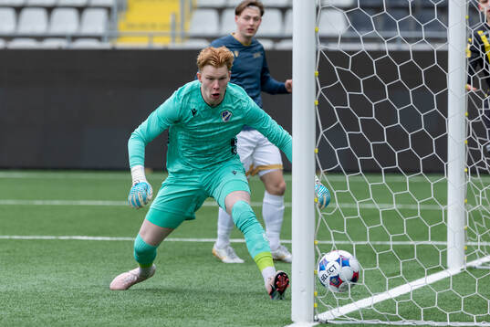 Halmstads målvakt William Lykke släpper in 1-0 målet