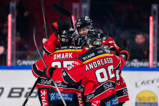 Linus Omark jublar med lagkamrater