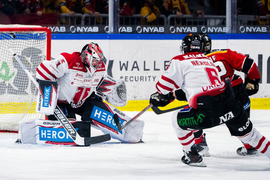 Luleås Ben Tardif och Örebros målvakt Jhonas Enroth