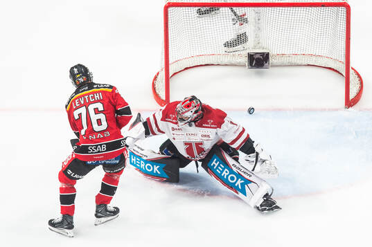Luleås Anton Levtchi gör 1-1 bakom Örebros målvakt