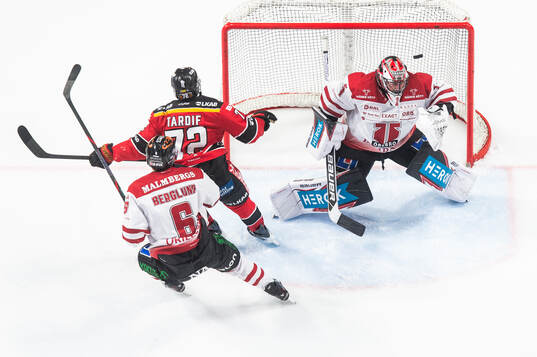 Luleås Ben Tardif gör 3-2 på Örebros målvakt Jhonas
