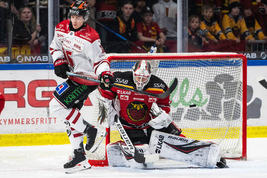 Örebros Noah Steen och Luleås målvakt Matteus Ward