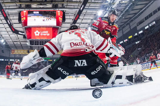 Luleås Anton Levtchi gör 1-1 på Örebros målvakt Jhonas
