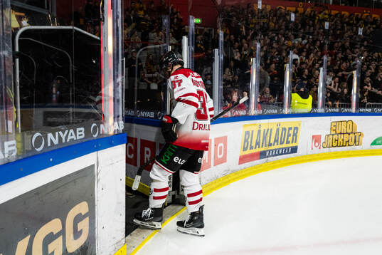 Örebros Glenn Gustafsson lämnar isen