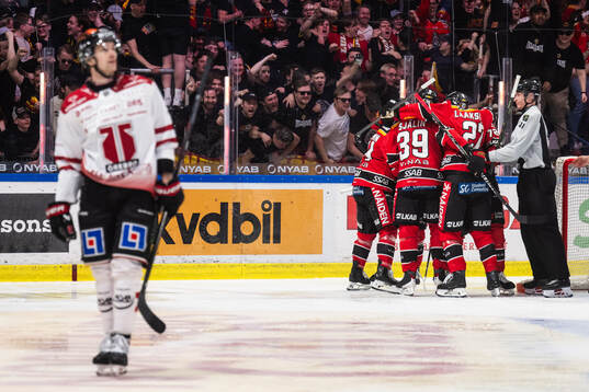 Luleås Ben Tardif jublar med lagkamrater