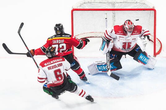 Luleås Ben Tardif gör 3-2 på Örebros målvakt Jhonas