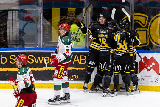 AIKs Oskar Magnusson jublar med lagkamrater
