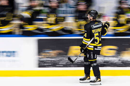 AIKs Nikodemus Wernquist gör 2-0 och jublar med lagkamrater