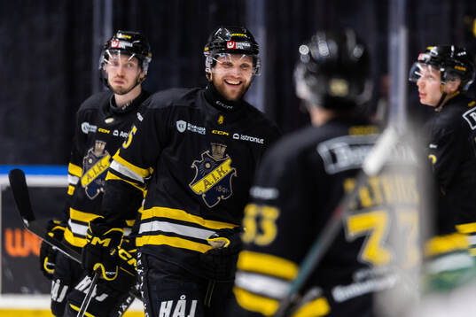 AIKs Ludwig Blomstrand jublar med lagkamrater