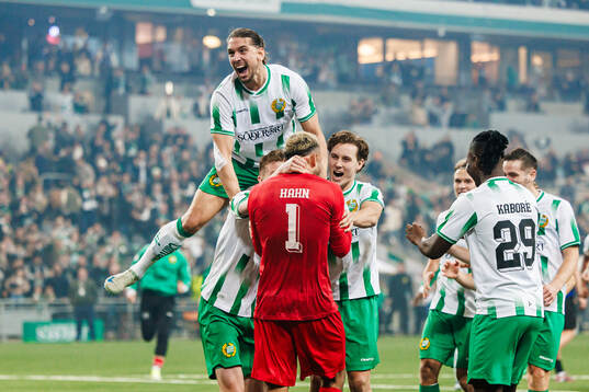 Hammarbys Nikola Vasic , målvakt Warner Hahn, Hampus