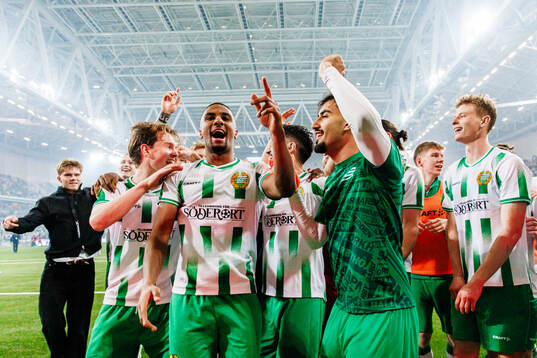 Hammarbys Paulos Abraham och Montader Madjed jublar