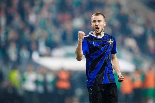 Sirius Melker Heier jublar mot Hammarbys supportrar