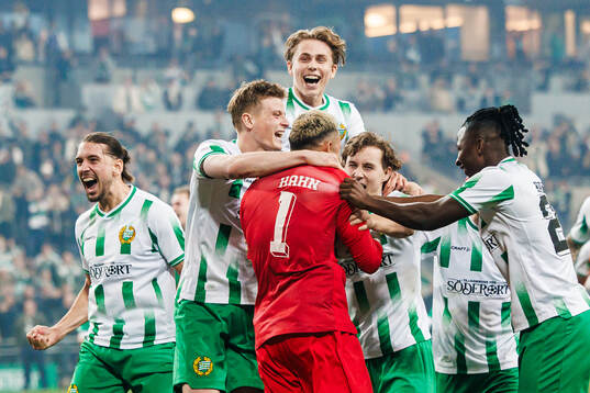 Hammarbys målvakt Warner Hahn jublar med Nikola Vasic,