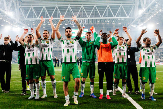 Hammarbys Nahir Besara jublar med lagkamrater