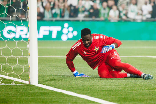 Sirius målvakt Ismael Diawara deppar