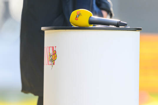 En mikrofon med Expressens logotyp