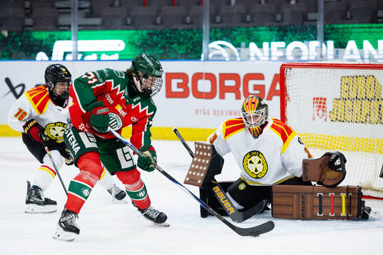 Frölundas Emily Nix mot Brynäs målvakt Klara Peslarova