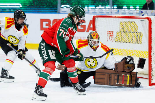 Brynäs målvakt Klara Peslarova räddar ett skott från