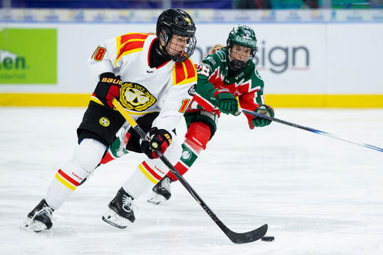 Brynäs Jenniina Nylund och Frölundas Elisa Holopainen