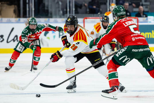 Brynäs Jenny Antonsson och Frölundas Nathalie Lidman