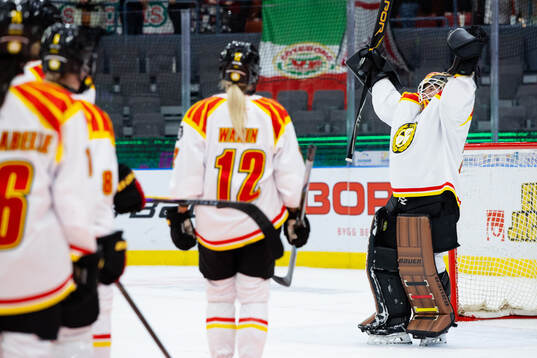 Brynäs målvakt Klara Peslarova jublar