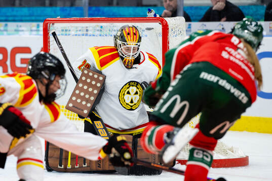 Brynäs målvakt Klara Peslarova räddar ett skott från