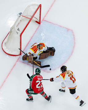 Brynäs målvakt Klara Peslarova räddar ett skott från