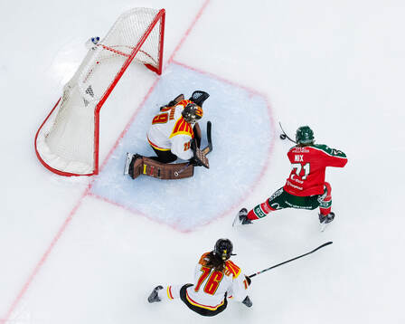 Frölundas Emily Nix mot Brynäs målvakt Klara Peslarova