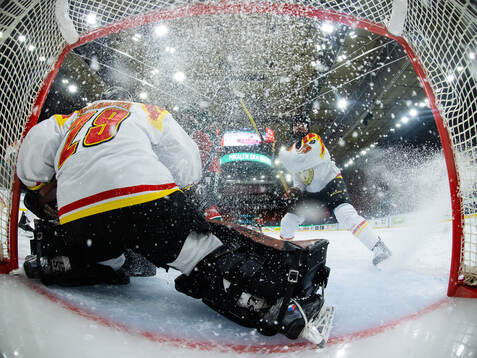 Brynäs målvakt Klara Peslarova och Jenniina Nylund