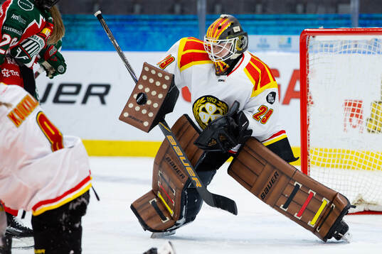 Brynäs målvakt Klara Peslarova med en räddning