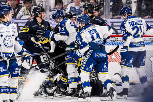 Stökigt framför HV71s mål
