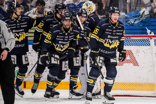 HV71s Victor Laz, Andreas Borgman och Joona Luoto jublar