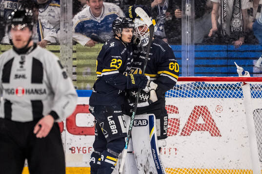 HV71s Victor Laz och målvakt Felix Sandström jublar