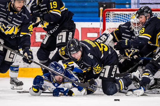 Leksands Max Veronneau och HV71s Andreas Borgman