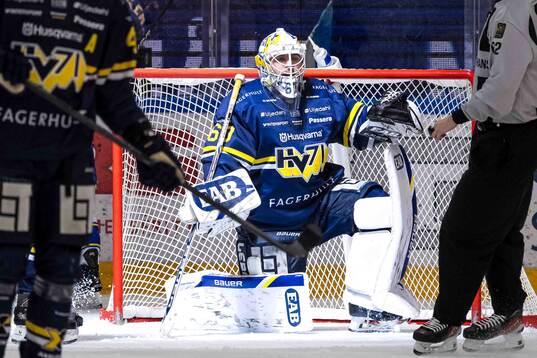 HV71s målvakt Felix Sandström deppar