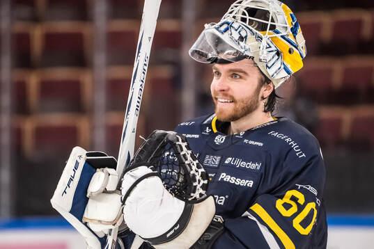 HV71s målvakt Felix Sandström jublar