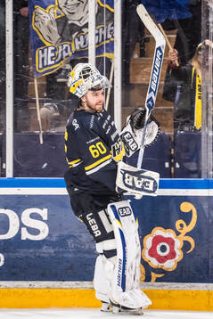 HV71s målvakt Felix Sandström jublar