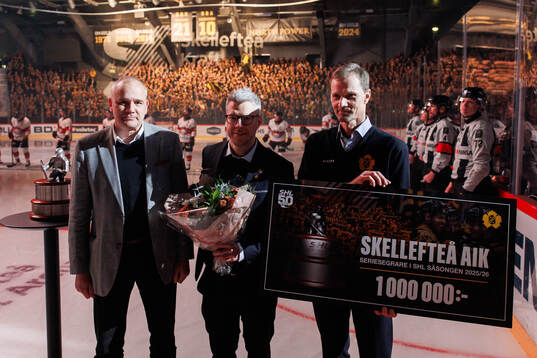 Pris för seriesegern delas ut av sportchef Johan Hemlin