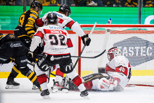 Malmö Redhawks målvakt Oskar Blomgren täcker puck